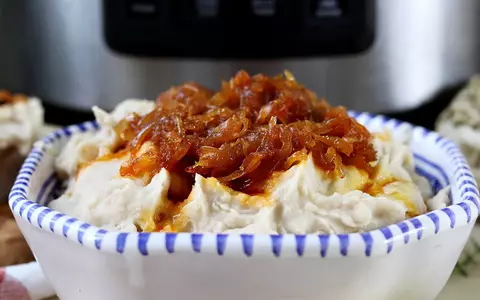 Fasole bătută cu ceapă caramelizată. Cea mai bună rețetă de post