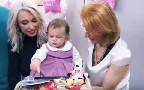 Andreea Bălan a publicat primele imagini de la petrecerea de un an a fetiței sale. Ce a ales Clara de pe tavă, la ruperea turtei