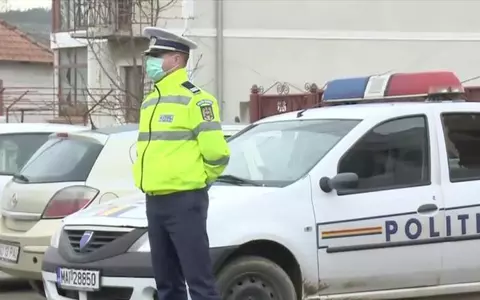 Sucevean întors din Italia, care se plimba pe străzi cu 30 de papagali şi un câine, băgat în carantină