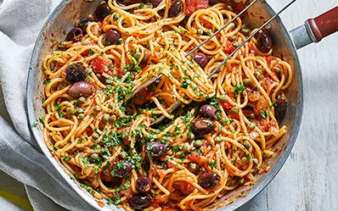 Spaghetti Puttanesca. Rețetă de paste fără carne, de post