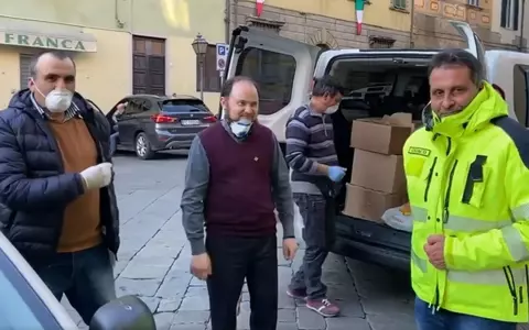 Români în Italia. Un antreprenor a donat peste 3 tone de alimente, care au fost distribuite de un preot: "Trebuie să rămânem uniți și solidari pentru a pregăti un viitor mai bun"