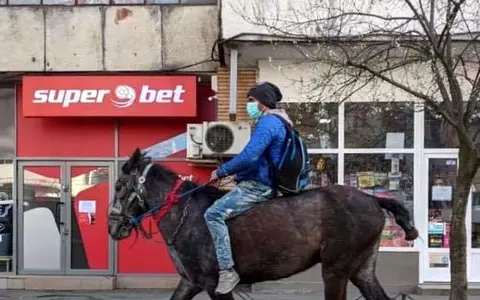 Sergiu, tânărul care a mers călare la maternitate, oferă o lecție de viață tuturor. A donat o parte din banii primiți: "Cum pot eu să nu dau când Dumnezeu mi-a dat și mie?"