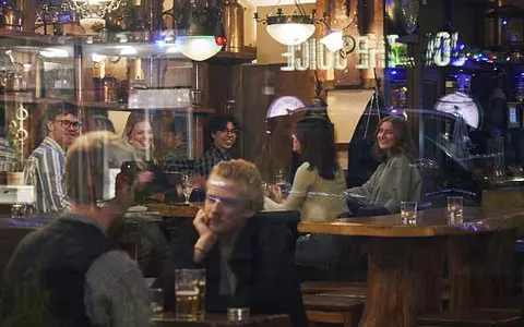Bucureştiul a ieşit din zona roşie: se redeschid teatrele, cinematografele și restaurantele!