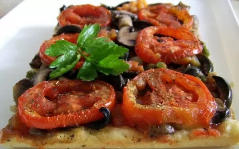Rețetă de pizza vegetariană. Foarte gustoasă și ușor de pregătit, ideală pentru Postul Paștelui
