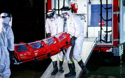Un pasager purtător de COVID-19, care venea de la Madrid, a fost luat cu izoleta direct din avion. Alături de acesta s-au aflat încă 60 de persoane