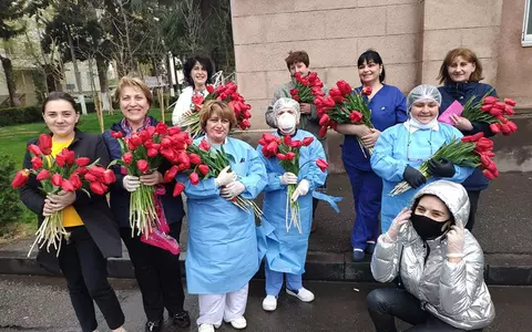 Mobilizare impresionantă pentru un florar bătrân. A fost salvat de la faliment de oamenii care i-au cumpărat toate florile și le-au oferit medicilor