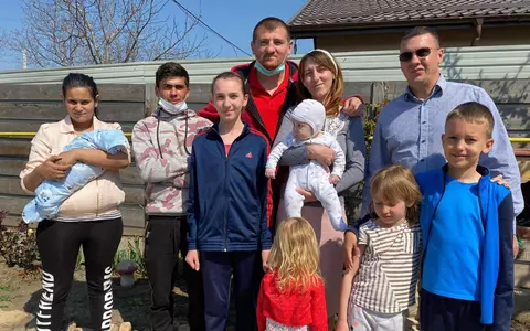 Casă de 37.000 de euro pentru Sergiu, bărbatul care a mers la maternitate călare pe cal. Locuința a fost un cadou din partea lui Cătălin Moroșanu: "Divinitatea lucrează prin oameni!"