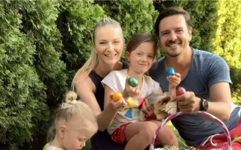 Mihai Petre, juratul de la Românii au Talent, stă în izolare de două luni! Cum și-a sărbătorit ziua de naștere, acasă: "Fetele mi-au pregătit tort, un vecin mi-a cântat, din curtea alăturată, la chitară"/ INTERVIU