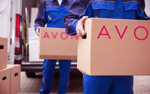 [Dă binele mai departe] AVON România împreună cu AMMA PRINT donează viziere pentru personalul medical