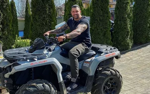 Alex Bodi, mesaj ironic din vila luxoasă din Mediaș: "Acum că sunteți la mami și tati acasă, nu mai postați nimic, ca se vede urât soba de teracotă pe fundal!"