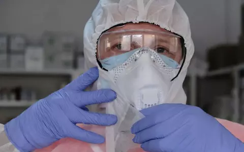 Specialiștii atrag atenția asupra unor simptome neașteptate: petele roșiatice pe piele și urticaria pot fi semne ale infecției cu COVID-19