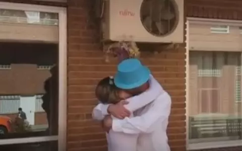 Dragostea sfidează coronavirusul. Doi tineri s-au căsătorit pe balcon, în plină pandemie