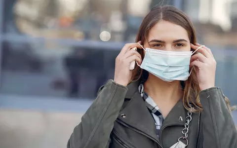 Cel mai nou simptom asociat cu noul coronavirus, localizat la mâini și la picioare. Medicii explică exact cum se manifestă: "Se pare că virusul poate..."