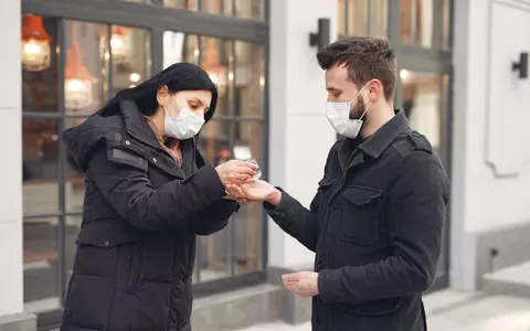 Studiul care schimbă perspectiva privind riscul îmbolnăvirii cu noul coronavirus: după cât timp petrecut lângă un bolnav vom lua COVID-19