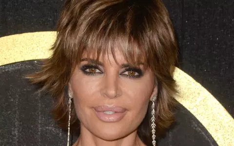 O mai ții minte pe Lisa Rinna, faimoasa Taylor din Melrose Place? Este desfigurată de operațiile estetice și a ajuns de nerecunoscut: "Arăt ca o ciudată"