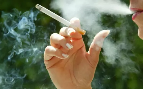 De ce fumătorii sunt mai predispuși să se îmbolnăvească de COVID-19! Un medic a explicat pe înțelesul tuturor: „Dacă și oferi țigara altora, riscul este imens”