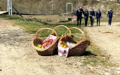 Gestul impresionant al polițiștilor, după ce o bătrână a sunat la 112 pentru că nu avea ce mânca. Femeia a plâns de fericire, iar imaginile au emoționat o țară întreagă!