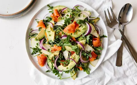 Salată de rucola cu somon afumat și roșii cherry