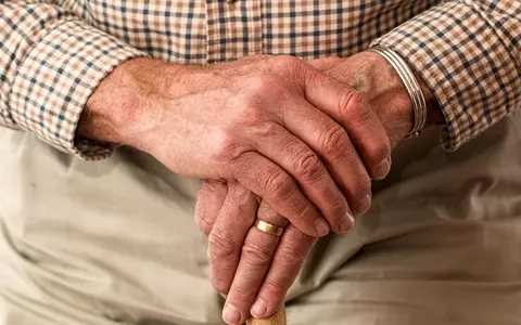 Un bătrân de 87 de ani din Suceava, cu simptome de coronavirus, a fost lăsat să moară acasă: "Cei de la ambulanţă au refuzat să vină"