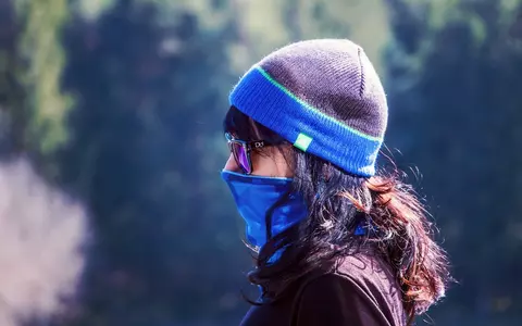 Microbiologiul Alexandru Rafila spune clar și răspicat: "Batistele și fularele NU protejează deloc în fața coronavirusului, iar mănușile se poartă doar în spitale!"