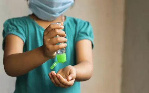 Un medic pneumolog ne învață cum să ne igienizăm nasul și gâtul acasă, pentru a preîntâmpina infectarea cu COVID-19. Atenție: unele remedii naturiste cresc șansele de a contacta virusul!