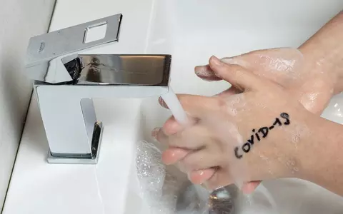 O româncă din Franța a trăit un coșmar în urma infectării cu COVID-19: "Într-o zi, am căzut, nu îmi mai simțeam brațele, picioarele". Ce simptome a mai avut după ce a fost testată negativ