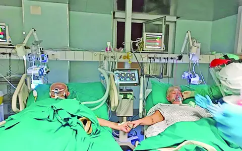 Dragoste în vremea coronavirusului: doi italieni și-au serbat nunta de aur la Terapie Intensivă, cu ajutorul asistentelor impresionate de povestea lor