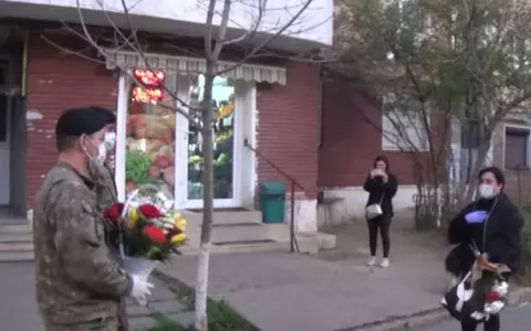 Gest impresionant pentru asistenta medicală căreia vecinii i-au aruncat clor pe ușă. „În numele lor, ne cerem scuze, Mihaela”