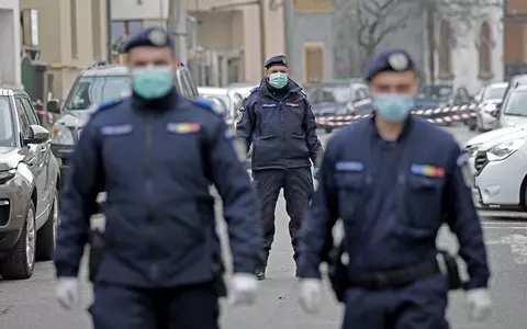 Doi bărbaţi din Târgu Mureş au sărit de pe balcon, după 11 zile de carantină. Ce au făcut la jumătate de oră după ce au încălcat legea