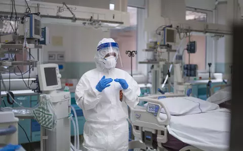Cele mai importante 10 simptome care te ajută să-ți dai seama, din timp, dacă te-ai infectat cu COVID-19. Nu doar febra ridicată arată că e vorba despre coronavirus!
