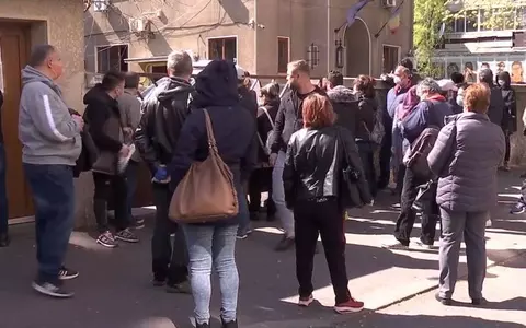 Coadă la Direcţia de Sănătate Publică Bucureşti. Oamenii au venit să-și ia adeverințele de ieșire din izolare, ignorând măsurile de protecție pentru răspândirea coronavirusului