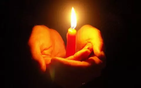Cum vor fi Floriile și Paștele în România, în timpul epidemiei de coronavirus. Reguli noi pentru biserici: Lumina și Paștile sunt aduse de voluntari, la domiciliul credincioșilor!