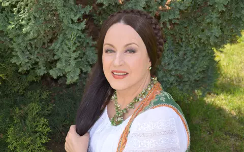 Maria Dragomiroiu dezvăluie secretul părului ei lung, devenit deja celebru: „Părul tăiat îl arunc în grădină. N-am fost niciodată la salon”