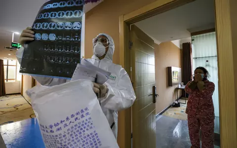 Specialiștii avertizează: până la 50% dintre pacienții infectați cu COVID-19 sunt asimptomatici. Cum ne putem feri, dincolo de purtarea unei măști de prorecție