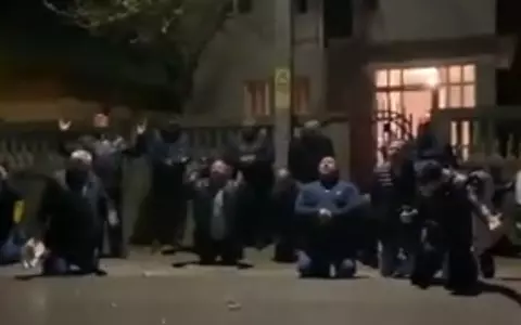 Imagini tulburătoare în Dâmbovița: zeci de localnici au îngenuncheat și s-au rugat în plină stradă să scape de coronavirus. 30 de credincioși au fost amendați