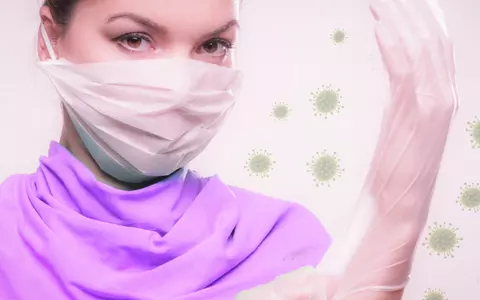 Masca și mănușile îți pot face mai mult rău, decât bine, dacă le folosești greșit. Alexandru Rafila a explicat cum se utilizează corect și cum te ferești de bacterii