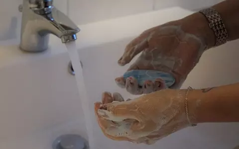Ce trebuie să facem atunci când ne întoarcem acasă de la cumpărături. Sfaturi practice de la dermatolog pentru a evita îmbolnăvirea cu noul coronavirus