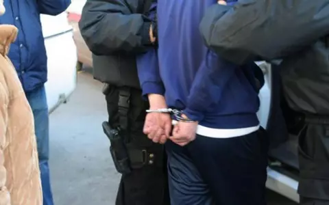 Scandal monstru într-un hipermarket din București. Un bărbat a fost încătușat pe motiv că a refuzat să i se ia temperatura la intrarea în magazin: „Am fost dat cu capul de asfalt”