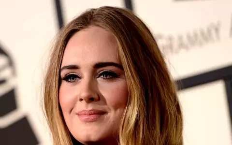 Suferința din dragoste și-a spus cuvântul! Adele este de nerecunoscut: a slăbit 50 kg și s-a afișat, în premieră, în fustă scurtă! Imaginile au devenit virale