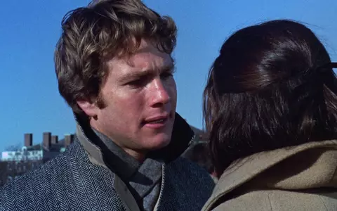 Îl mai ții minte pe actorul din "Love Story"? Ryan O'Neal e greu de recunoscut, dar dragostea pentru partenera lui de film nu i-a trecut!