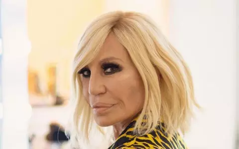 E recunoscută pentru faptul că a exagerat! Cum arăta Donatella Versace înainte de operațiile estetice: pare cu totul alt om!
