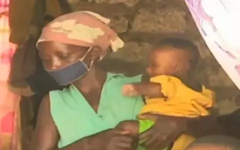 Pandemia de foame. O mamă a pus pietre la fiert, sperând ca cei 8 copii înfometați vor adormi în timp ce așteptau să mănânce