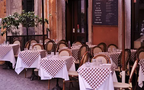 Terasele se deschid de la 1 iunie, dar restaurantele nu! Ce condiții trebuie să respecte patronii pentru siguranța clienților