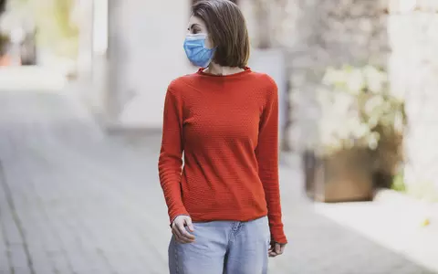 Un nou studiu arată că distanța socială de 2 metri ar putea să NU fie suficientă: "Picăturile de salivă ar putea ajunge până la 5 metri distanță în numai 5 secunde"