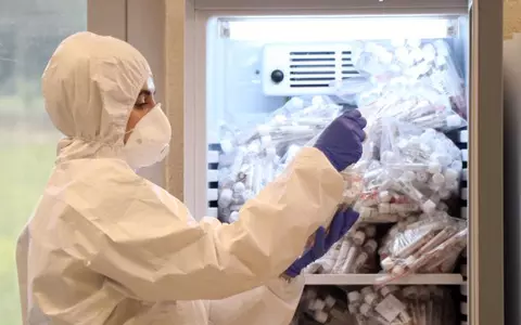 Neurologi din toată lumea avertizează cu privire la un simptom neobișnuit: starea de confuzie extremă. Unii pacienți infectați cu COVID-19 nu mai știau nici în ce an se află