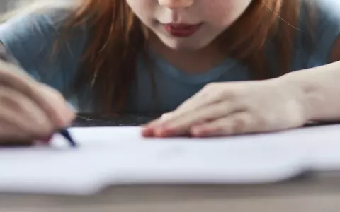 Scrisoare emoționantă a unei eleve din Vaslui care îi solicită primarului un smartphone pentru cursurile online: "Lunar, când voi primi alocaţia, vă voi aduce banii. Ştiu că aveţi un suflet bun şi vă rog..."