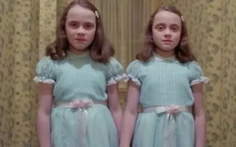Cum arată ”gemenele” din  The Shining, la 40 de ani de la apariția filmului horror. Fetițele malefice în rochii albastre au adus panica în cinematografe