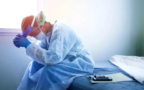 După aproape 3 luni de pandemie, medicii de la Spitalul din Rădăuți anunță colapsul: "Suntem epuizați fizic și psihic. Lucrăm ture de 12 ore, nu măncăm, nu bem apă..."