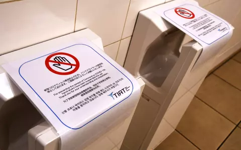 Uscătoarele de mâini pot răspândi rapid coronavirusul! Media de contaminare este de 10 ori mai mare decât după folosirea șervețelelor
