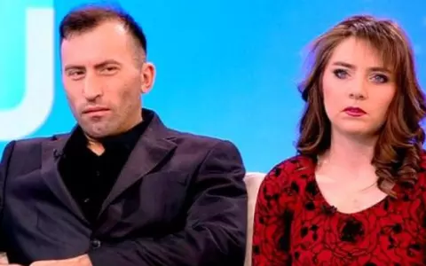 Ce se întâmplă cu fetița Vulpiței și a lui Viorel, rămasă la Bălgești. Cei doi au devenit vedete și s-au mutat la București